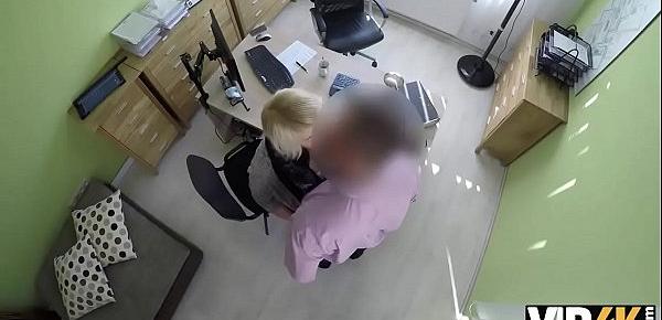 VIP4K. Blondes Fraulein hat Sex fur Bargeld mit hubschen Kredit-Agent